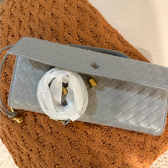 Elegant Gray Woven Clutch - Picture 3 of 6